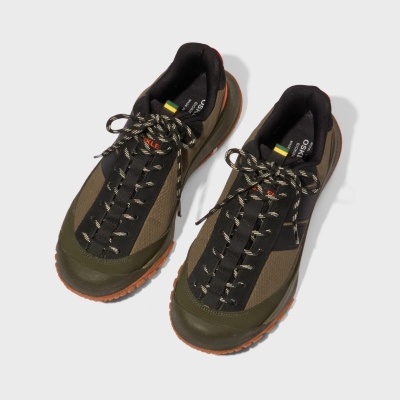 Par de sapatilhas desportivas castanhas e verdes com atacadores pretos e sola castanha