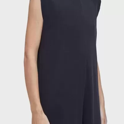 Vestido azul escuro sem mangas com gola redonda