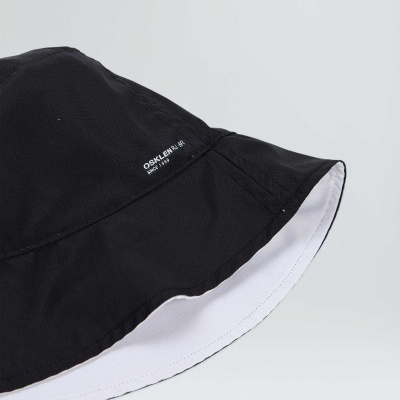 Chapéu de balde preto com aba larga e costura visível