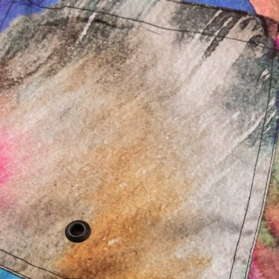 Bolso colorido de tecido com etiqueta OSKLEN SURFING e ilhó preto