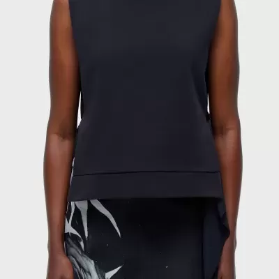 Top preto sem mangas com gola decorada e saia preta com padrão abstrato cinza