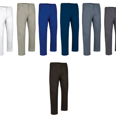 Sete calças de cores variadas alinhadas sobre fundo branco.