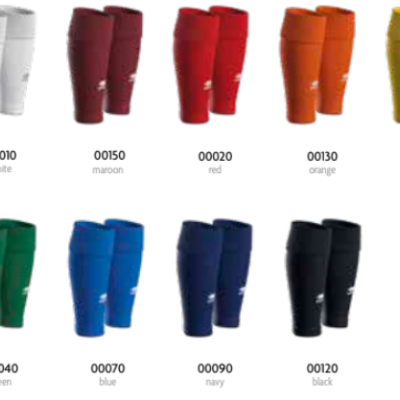 Caneleiras desportivas em várias cores dispostas em duas filas sob fundo branco