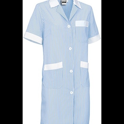 Bata azul claro com riscas brancas e bolsos brancos