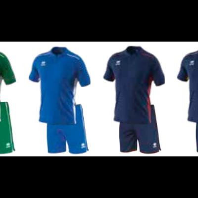 Seis conjuntos de roupa desportiva com camisolas de manga curta e calções em várias cores