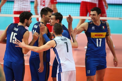 Jogadores de voleibol em uniforme azul e branco numa quadra de jogo