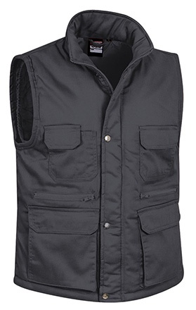 Colete masculino preto com bolsos e gola alta acolchoada