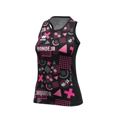 Top desportivo preto com padrões geométricos rosa e cinzentos e textos impressos.