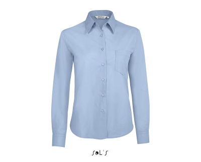 Camisa de mulher azul clara de manga comprida com bolso no peito