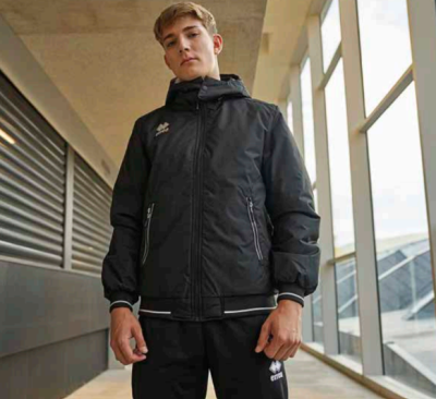 Casaco desportivo preto com fecho e capuz com logotipo branco