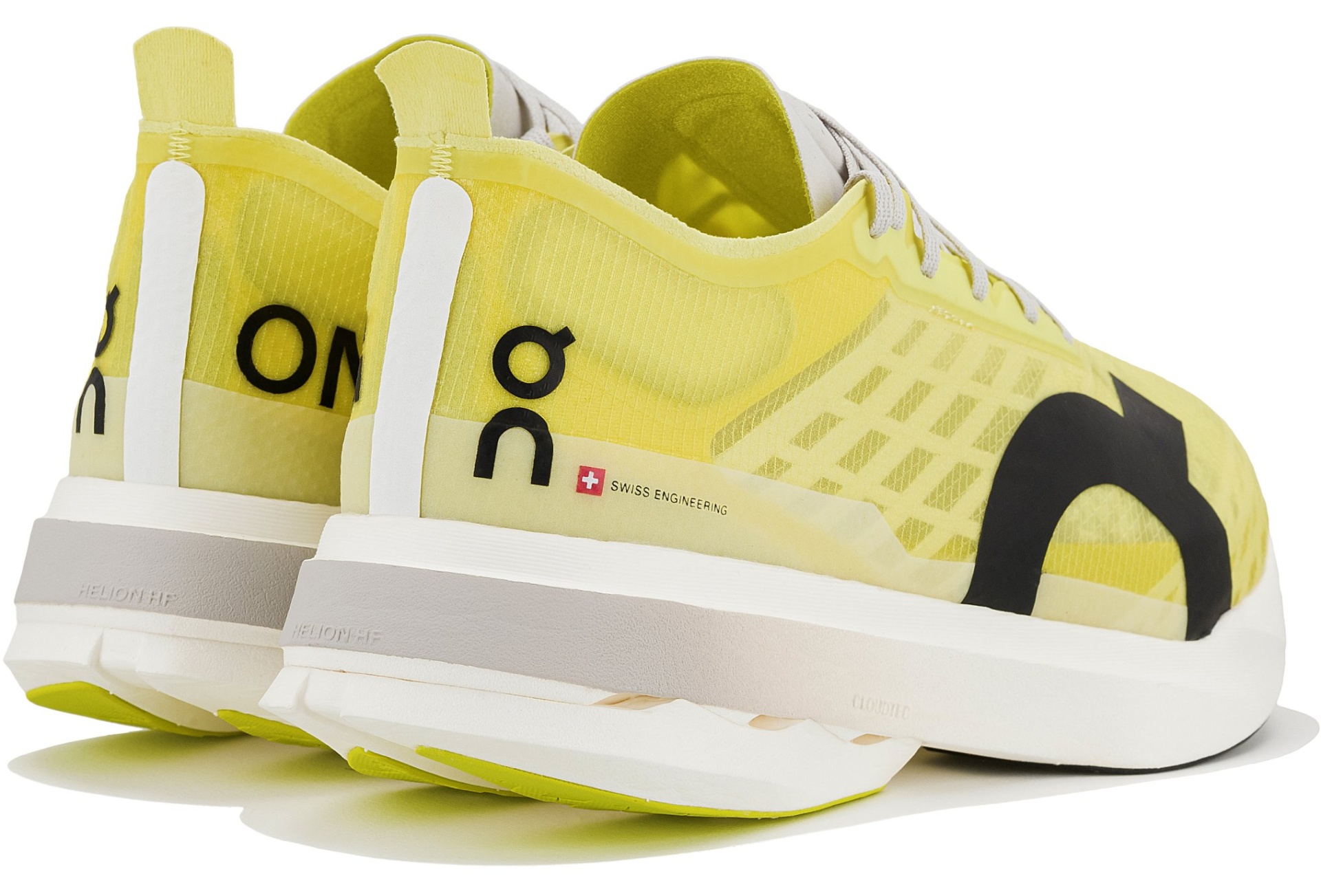 Ténis amarelos com sola branca e detalhes pretos