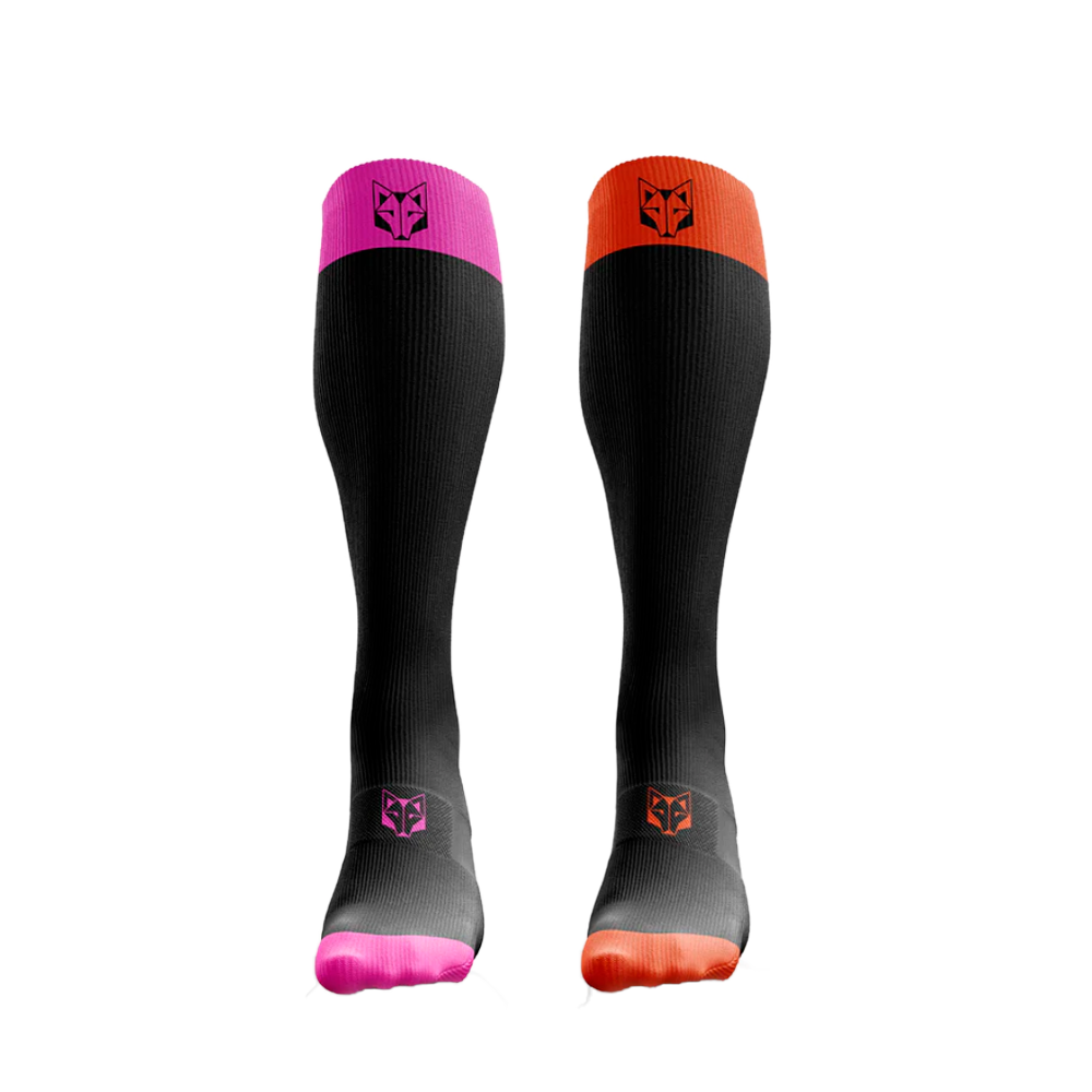 Par de meias compridas de compressão com topo e ponta rosa e laranja.
