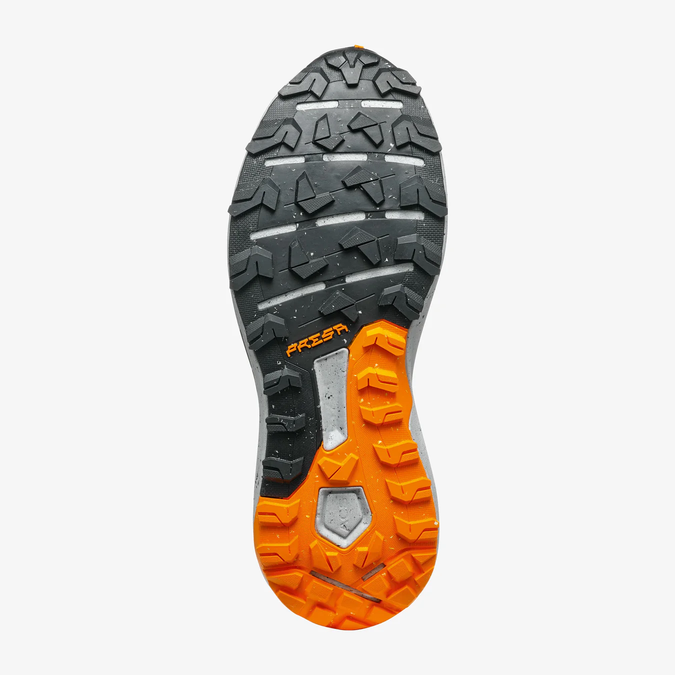 Sola preta e laranja de sapato desportivo com padrão de tração