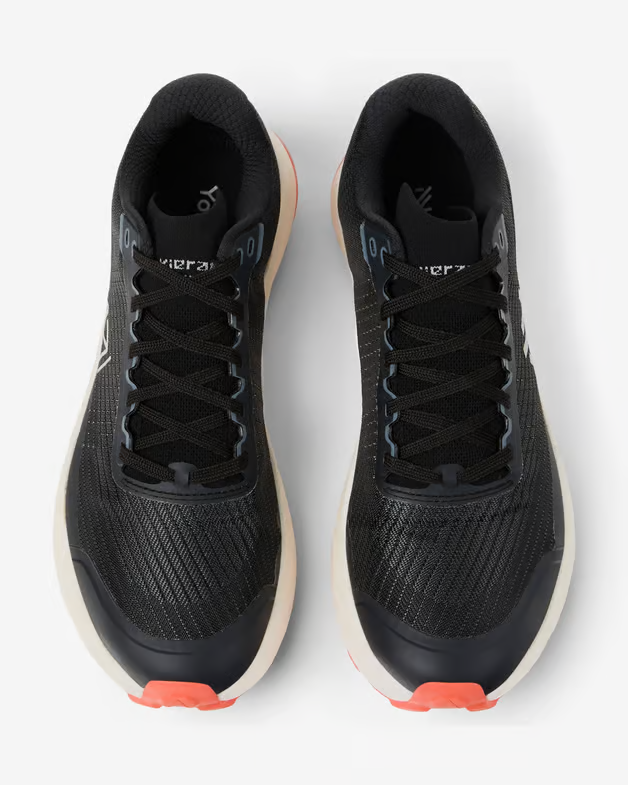 Sapatilhas desportivas pretas com detalhes em cinza e laranja vistas de cima