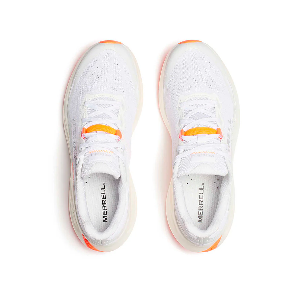 Sapatilhas de corrida brancas Merrell com detalhes laranja vistas de cima
