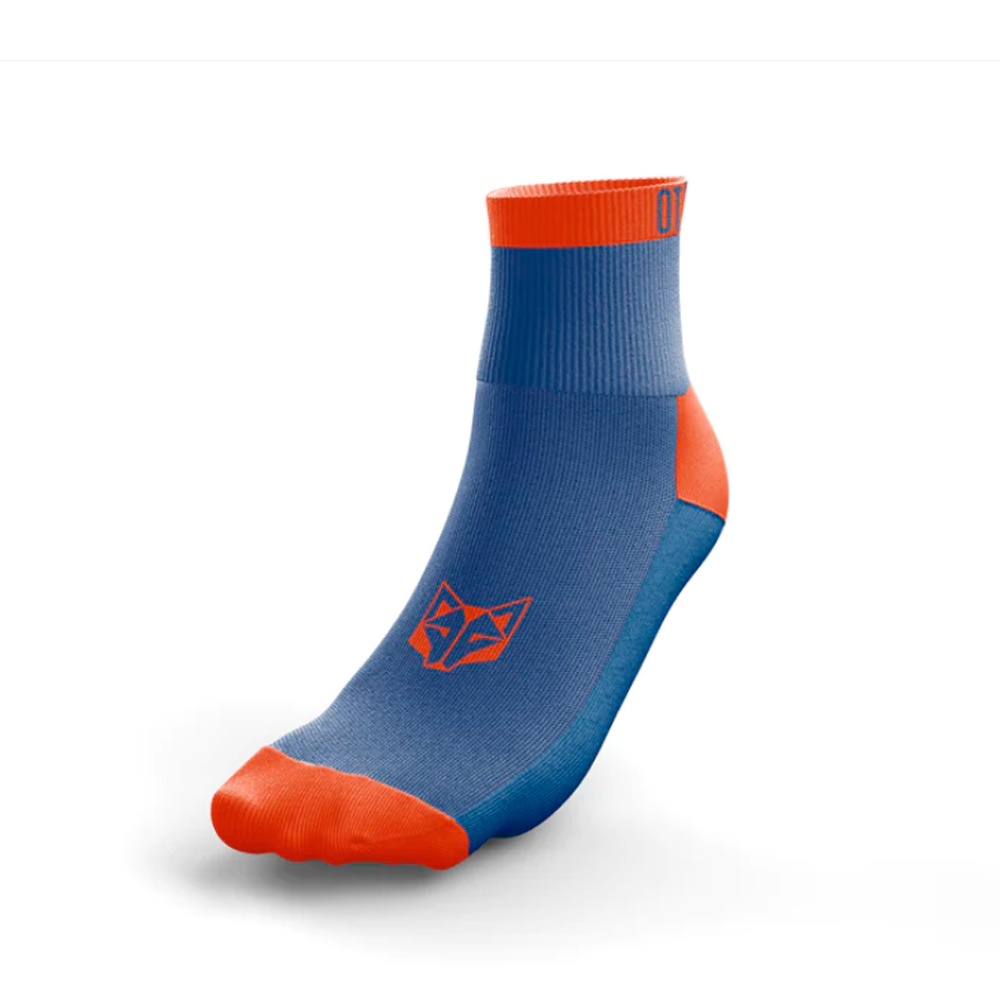 Meia desportiva azul e laranja com padrão de raposa e número 07