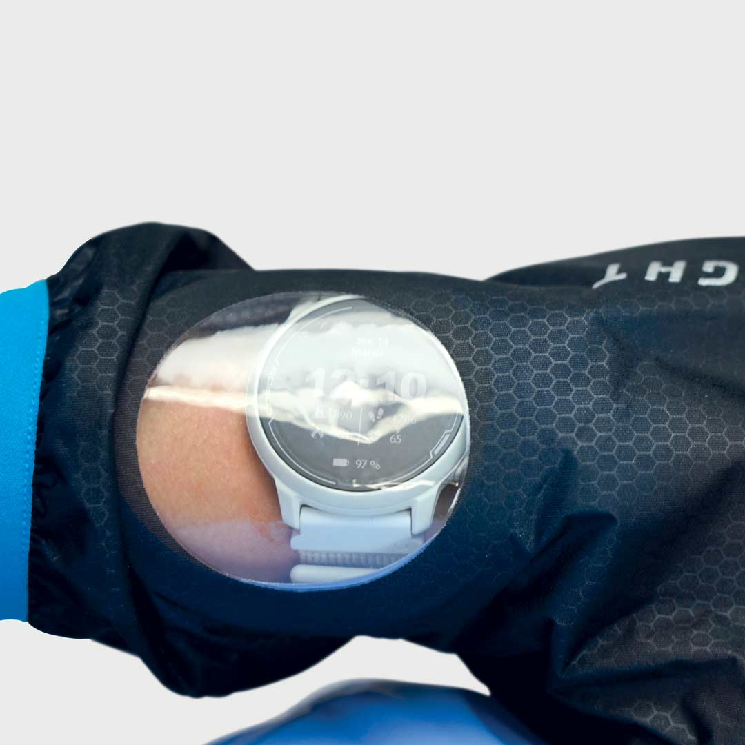 Relógio digital visível através de janela transparente numa manga preta hexagonal