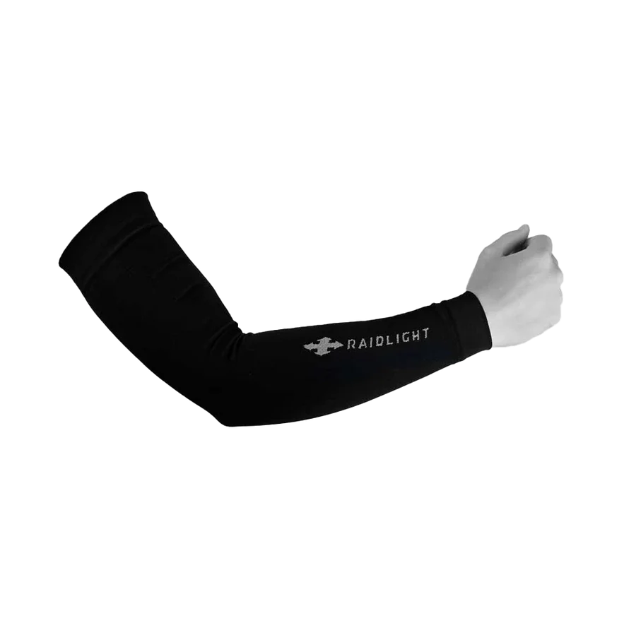 Manga desportiva preta com logo RAIDLIGHT num braço humano