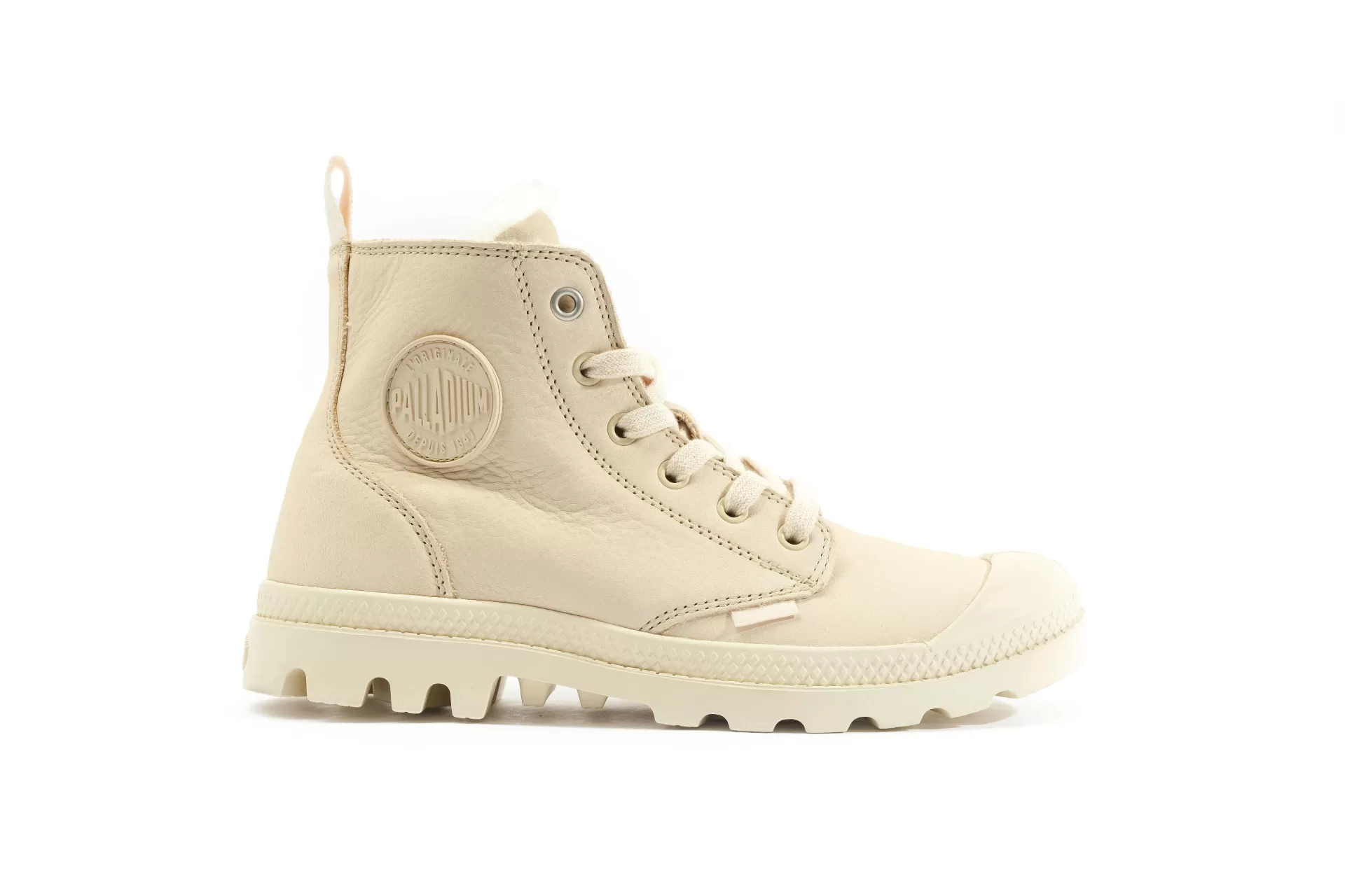 Bota bege clara cano alto com atacadores e sola de borracha PALLADIUM.