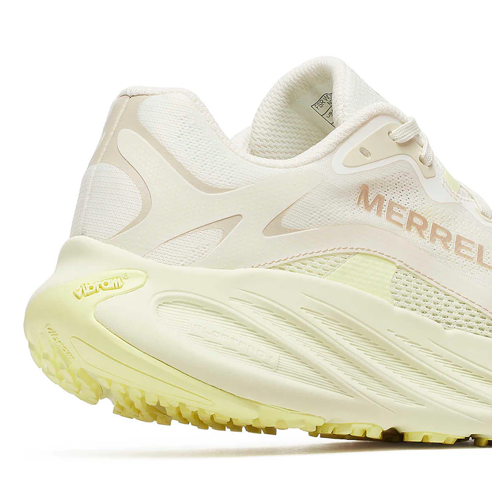 Parte lateral de ténis desportivo Merrell em creme com sola Vibram.