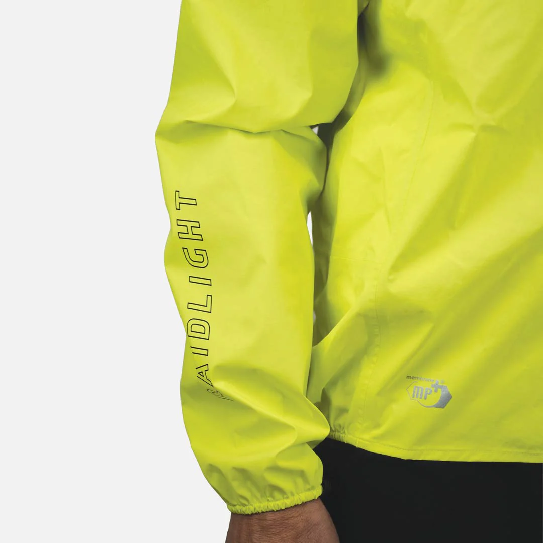 Manga de casaco amarelo fluorescente com texto RAIDLIGHT e logótipo membrane mp+