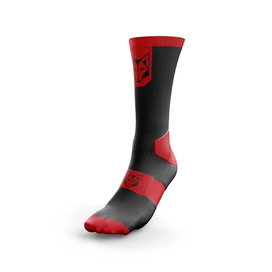 Meia desportiva preta com detalhes vermelhos e insígnias de lobo