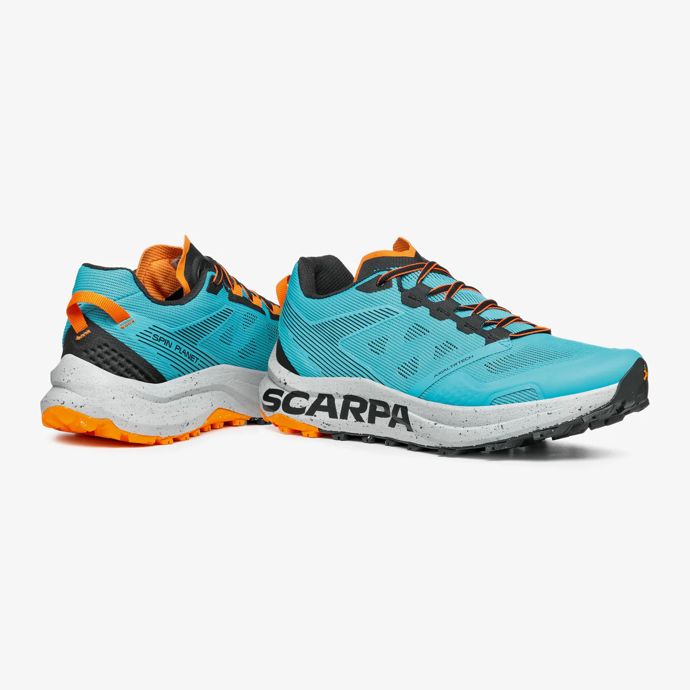 Sapatilhas desportivas turquesa com detalhes em laranja e preto, marca SCARPA visível