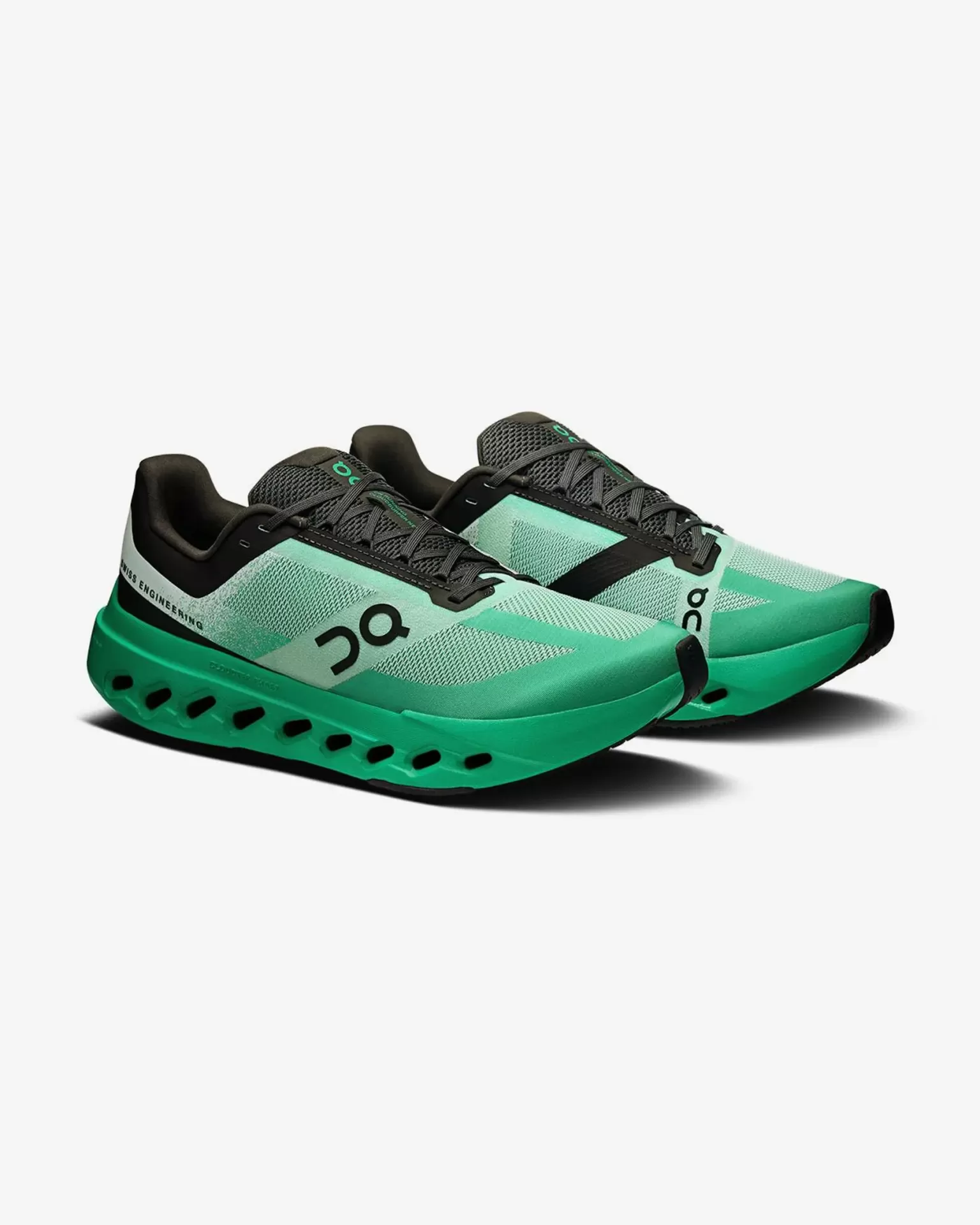 Ténis desportivos verdes e pretos On com sola almofadada e detalhes em rede