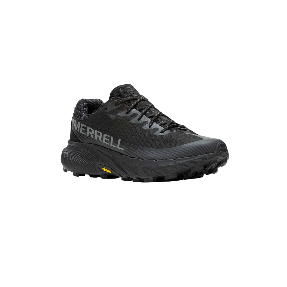Tênis desportivo Merrell preto com sola espessa e logótipos visíveis