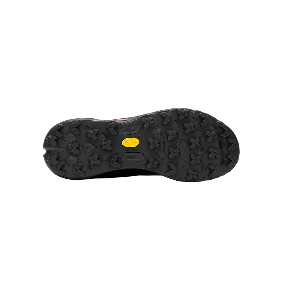 Sola preta de sapato com logo amarelo Vibram