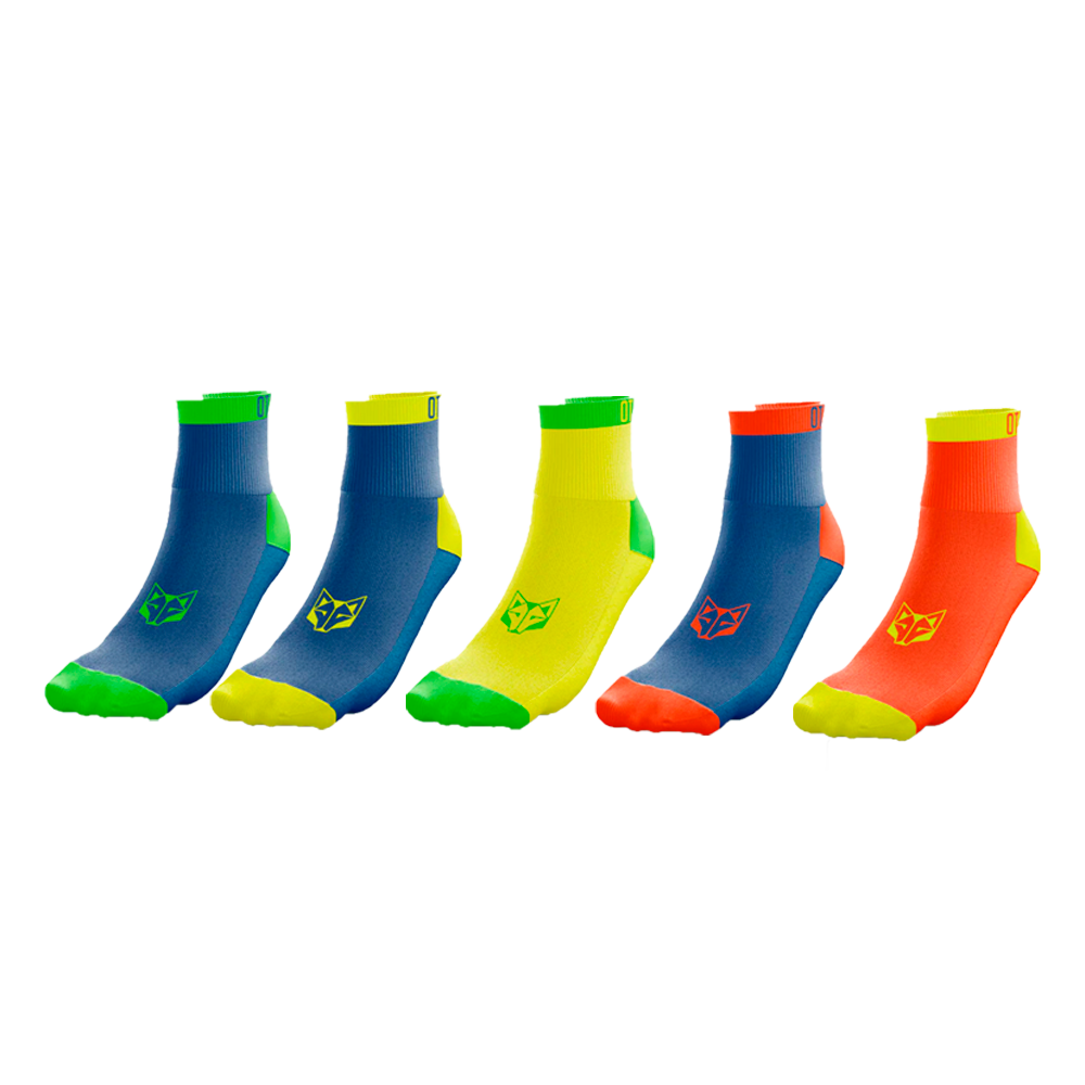 Cinco pares de meias desportivas coloridas com logótipo