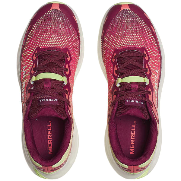 Sapatilhas desportivas Merrell vermelhas com detalhes verdes vistas de cima