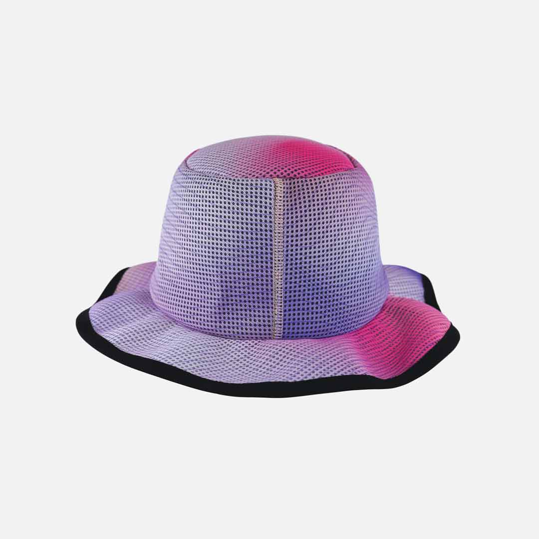 Chapéu pescador em malha degradê rosa e lilás com aba e bordo preto