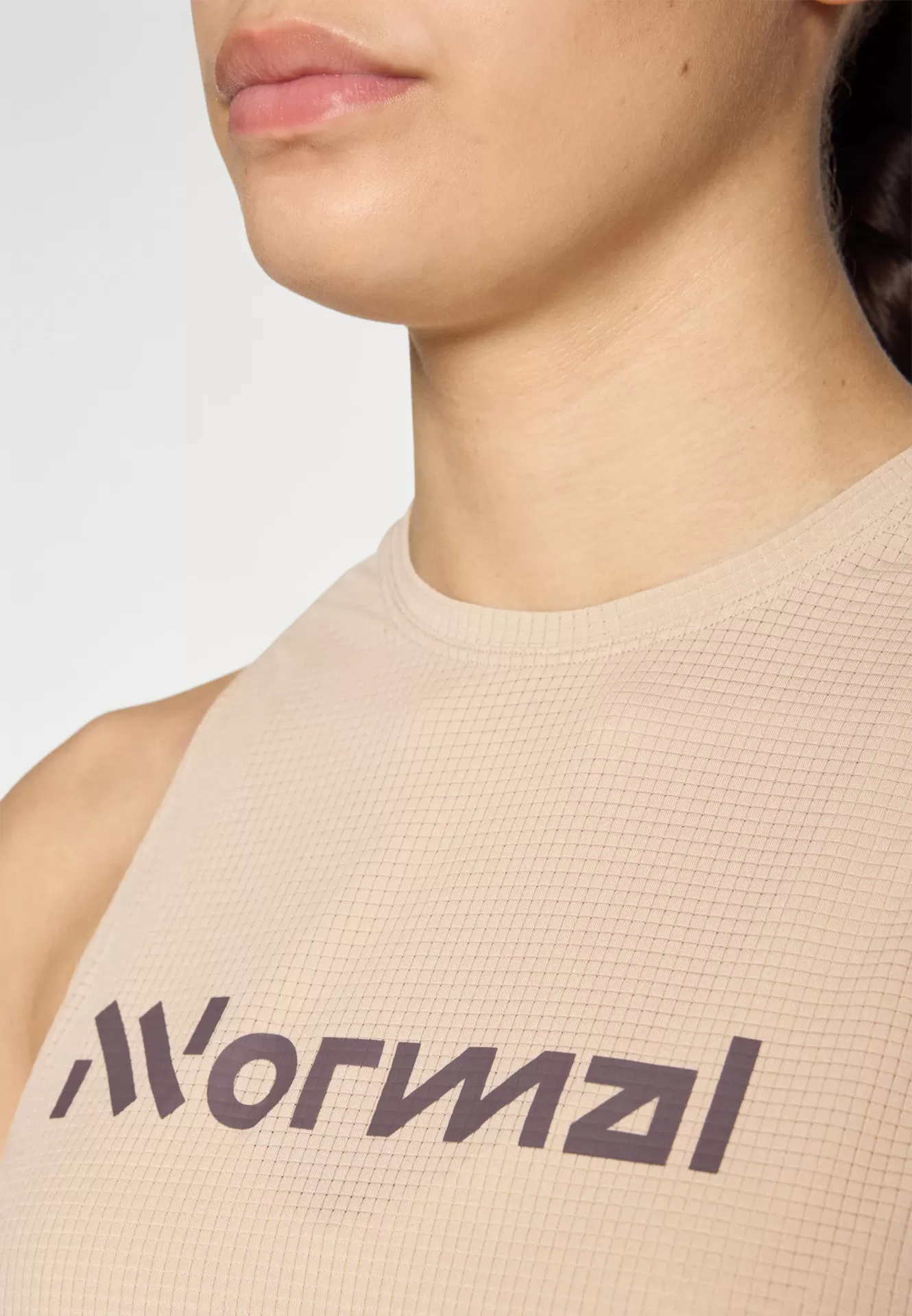 Top nude com padrão quadriculado fino e texto impresso 