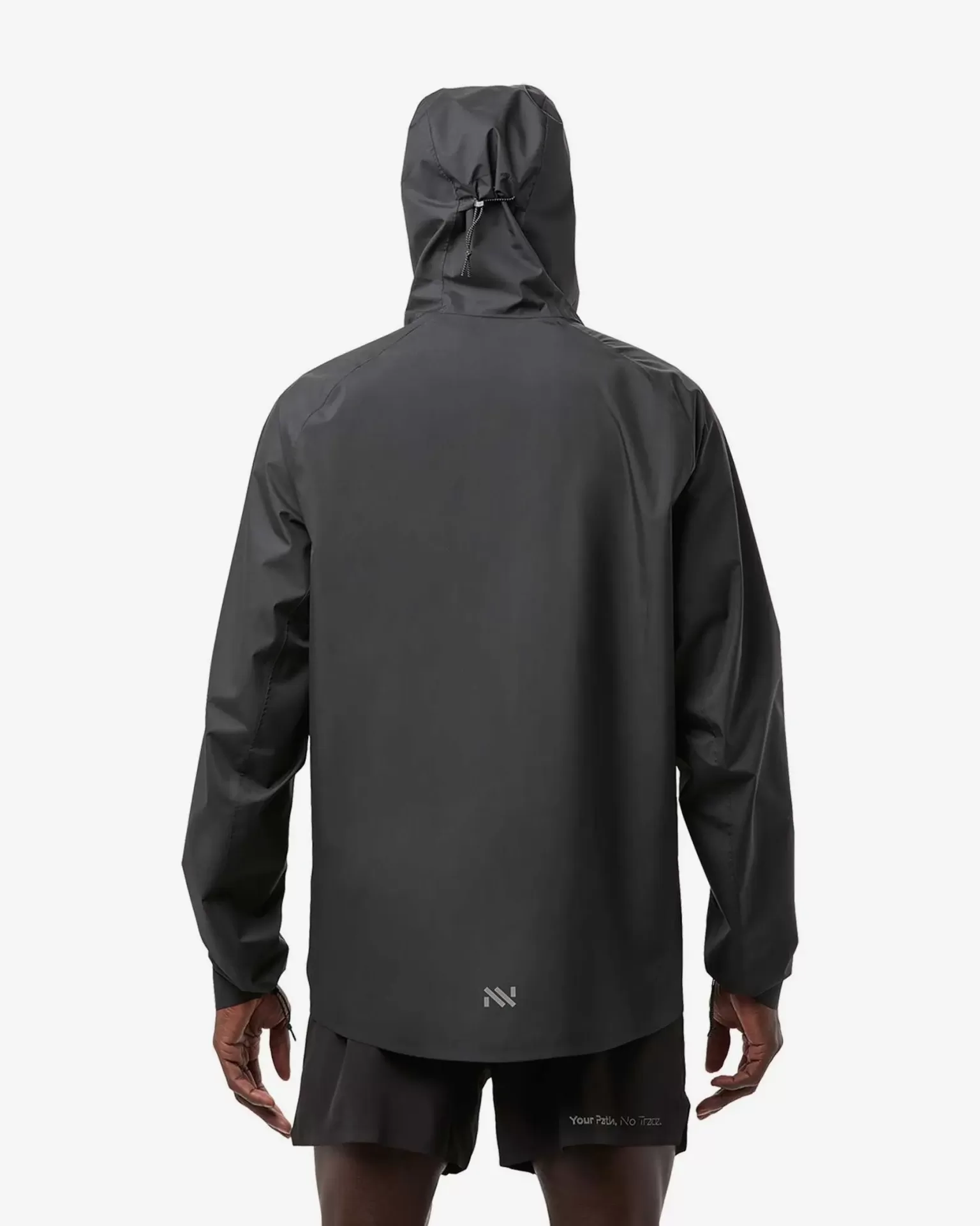 Casaco impermeável preto com capuz ajustável visto de costas