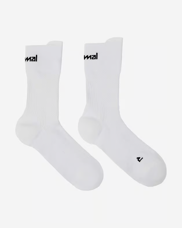 Par de meias brancas com texto preto