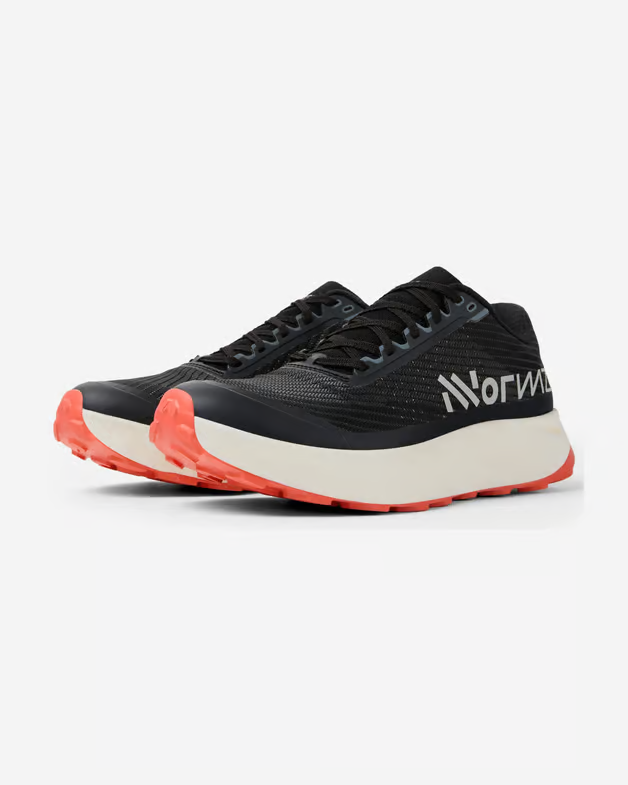 Ténis de corrida pretos com sola branca e detalhes laranja