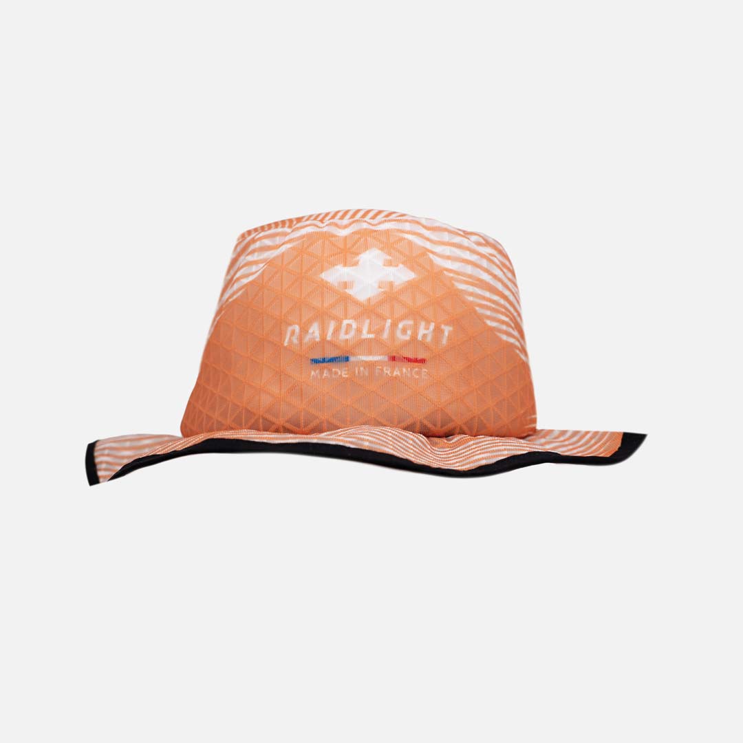 Chapéu Raidlight laranja com padrão geométrico e riscas brancas