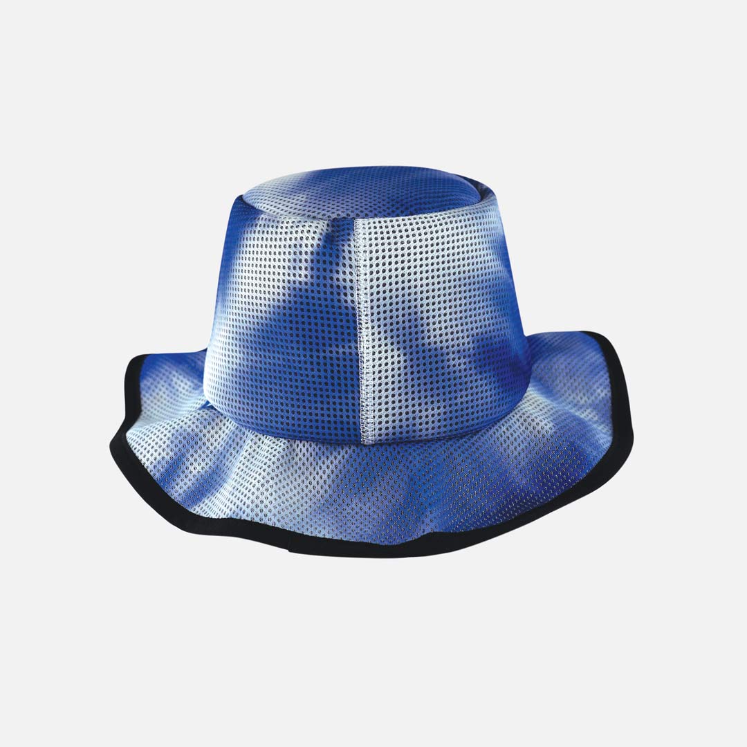 Chapéu estilo pescador azul tie-dye com textura perfurada e aba preta