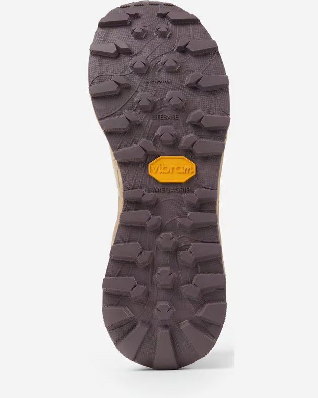 Sola de bota castanha com padrão texturizado e logotipo Vibram amarelo