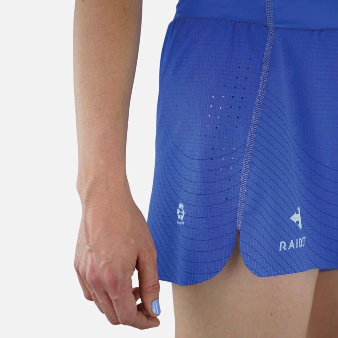 Calções desportivos azuis com padrões e logótipos