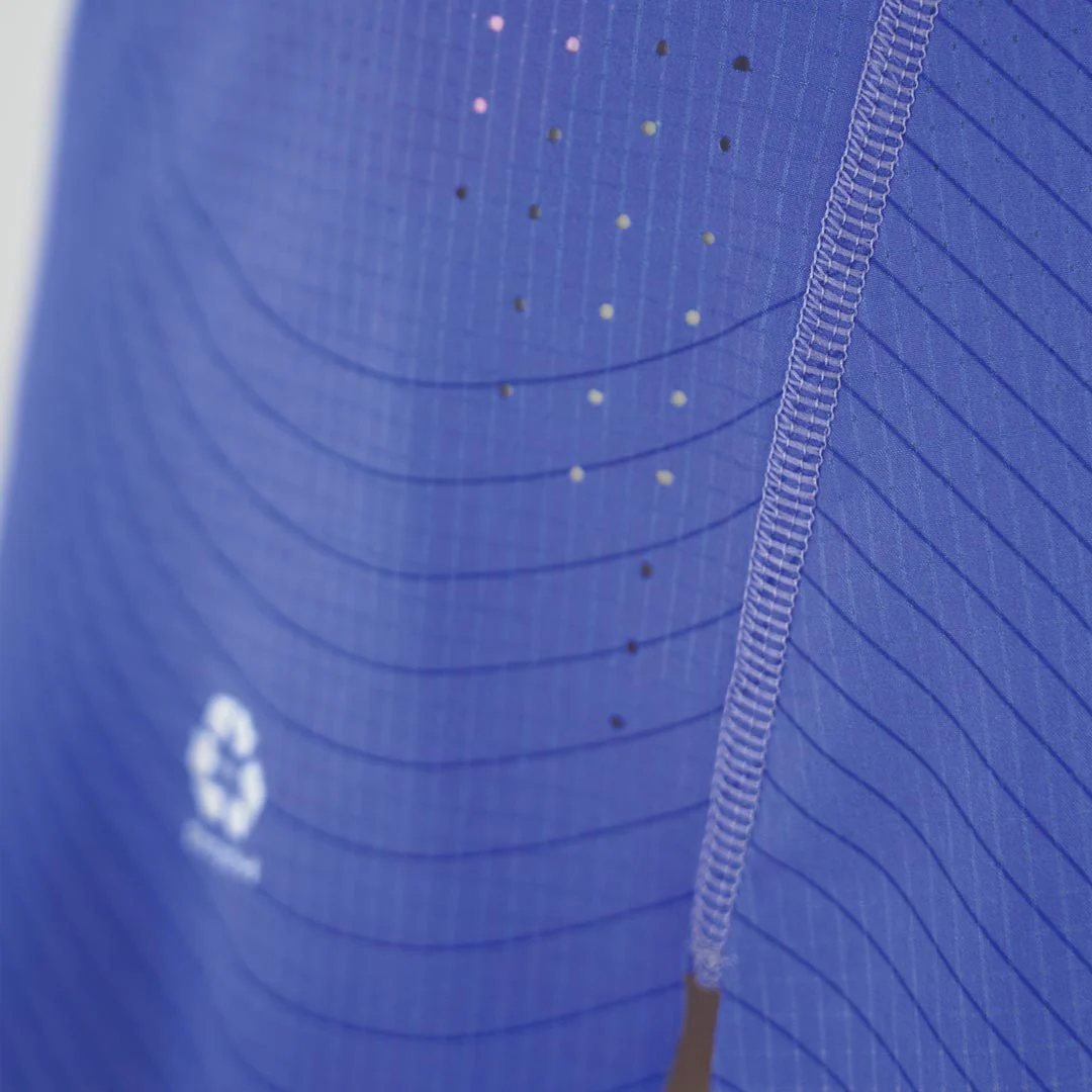 Tecido azul com padrão de linhas e símbolos de reciclagem