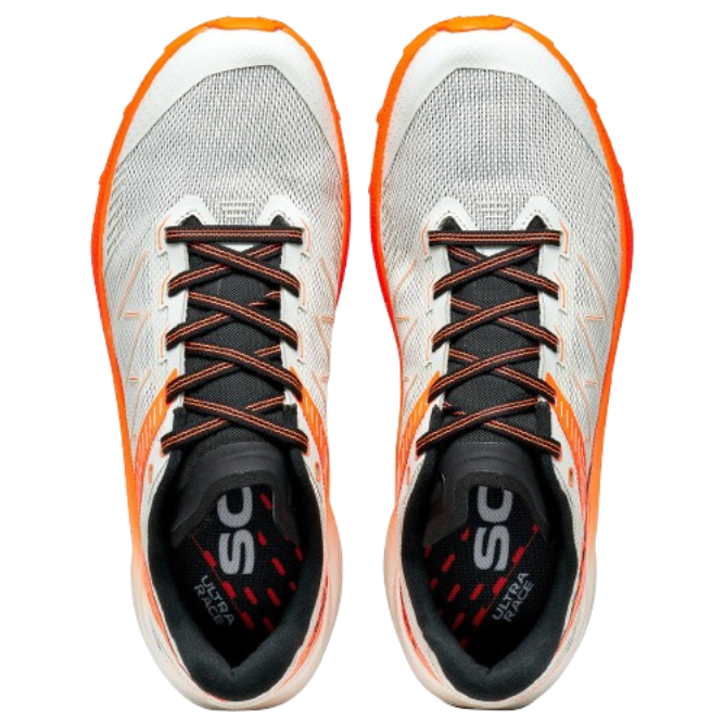 Ténis desportivos cinza, laranja e preto com texturas têxteis e simples. 