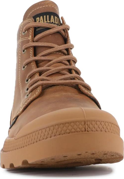 Bota castanha em couro com atacadores castanhos e sola em borracha, etiqueta PALLADIUM.