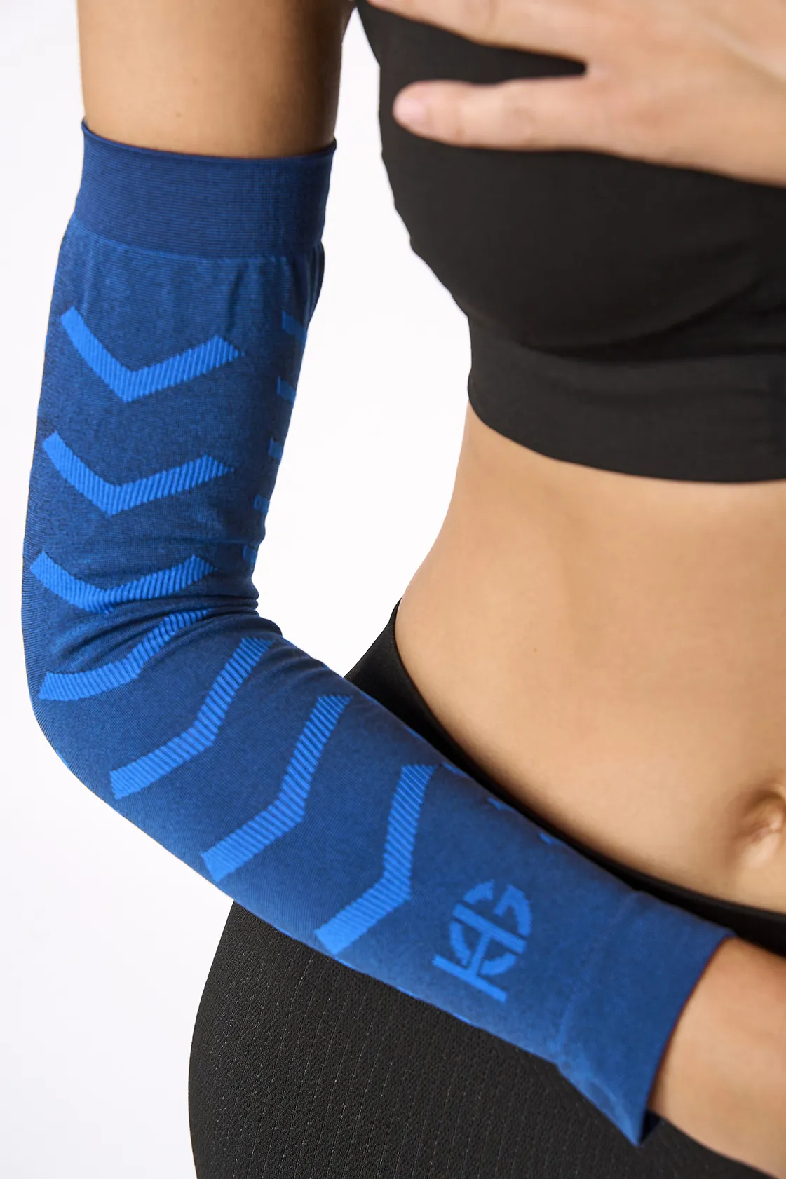 Manguito desportivo azul com padrões geométricos e logótipo