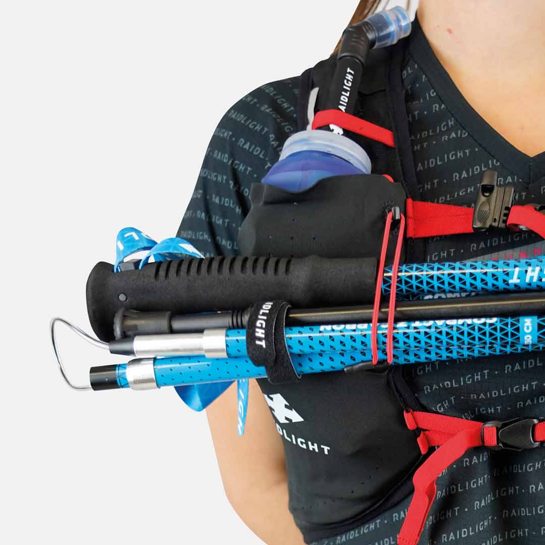 Colete de corrida preto com bastão de caminhada azul e sistema de suporte com tiras vermelhas