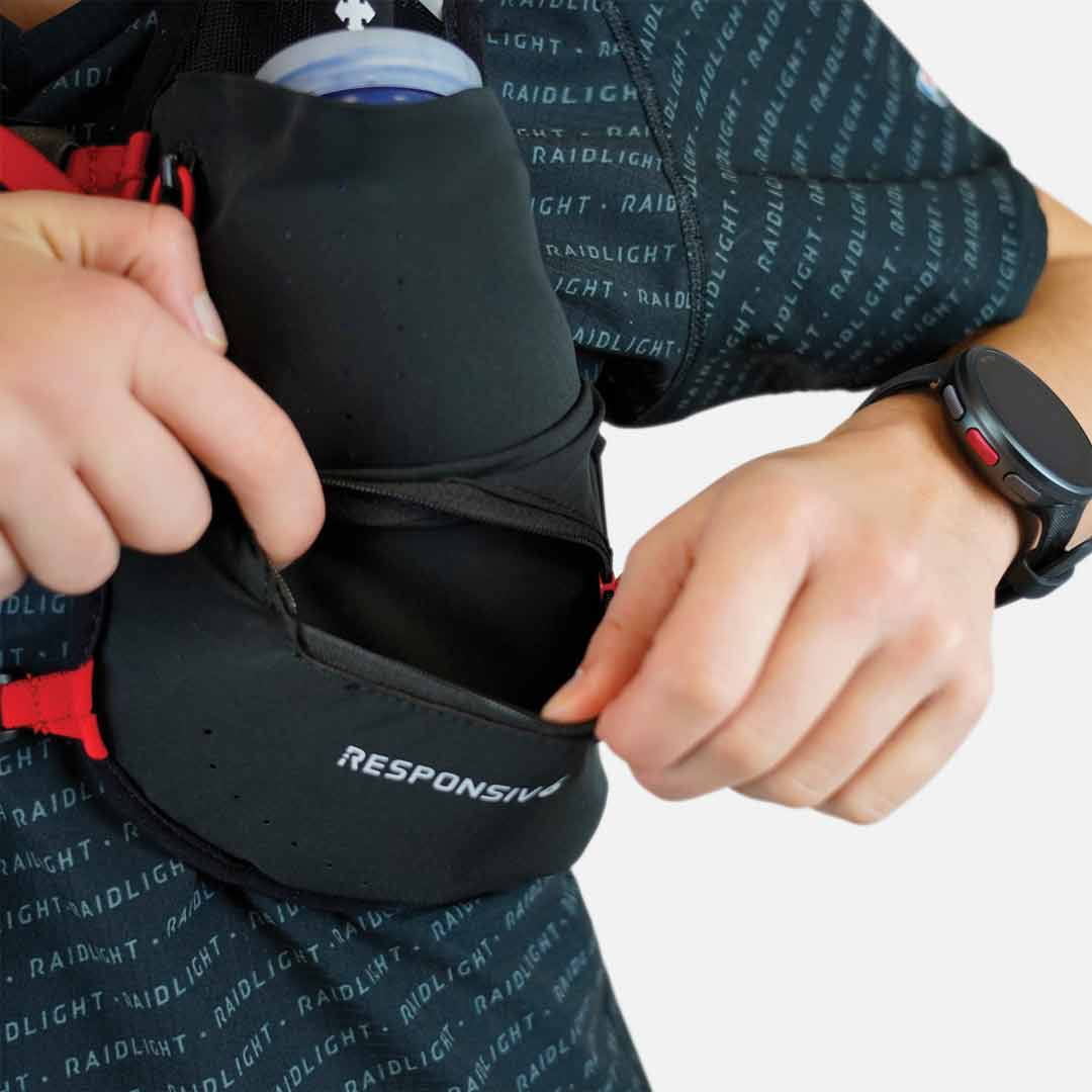 Mochila desportiva preta com bolso elástico e texto 'RESPONSIV' com pessoa vestindo camiseta azul escura