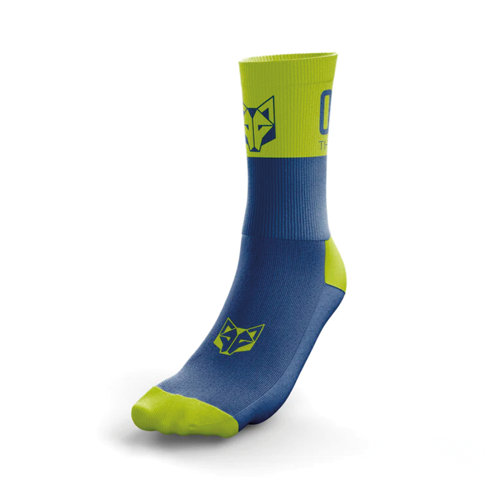 Meia desportiva azul e verde fluorescente com logótipos de raposa
