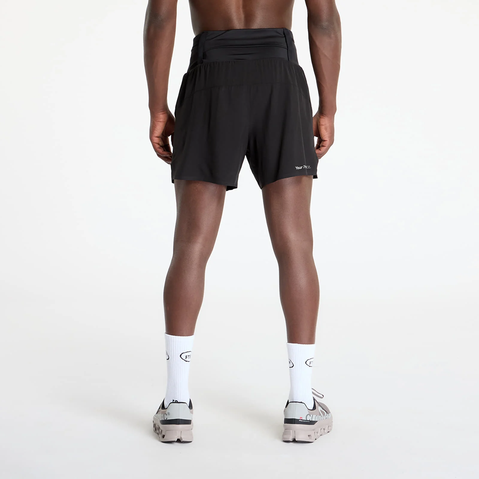 Calções pretos desportivos com cinto largo na cintura vistos de trás