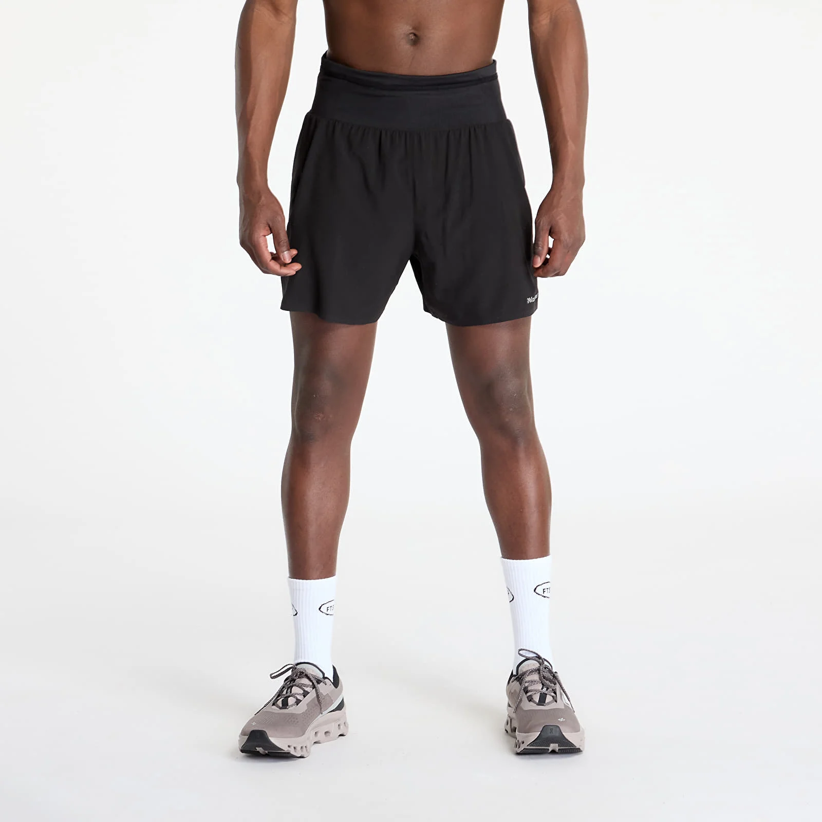 Calções desportivos pretos com cós largo e elástico